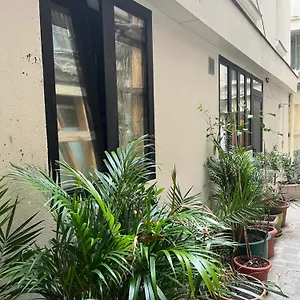 Grand Au Rez De Chaussee En Plein Coeur De Paris